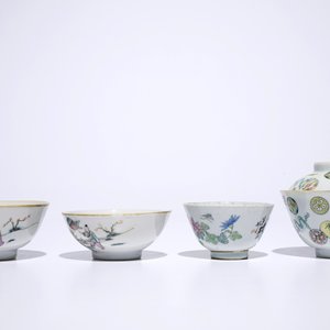 A set of four Chinese famille rose bowls, one with cover, 19/20th C. — photo 3