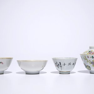 A set of four Chinese famille rose bowls, one with cover, 19/20th C. — photo 4