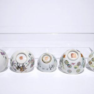 A set of four Chinese famille rose bowls, one with cover, 19/20th C. — photo 7