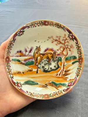 A set of four Chinese famille rose cups and saucers with horses, Qianlong — 照片 1