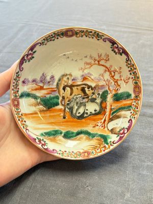 A set of four Chinese famille rose cups and saucers with horses, Qianlong — 照片 3