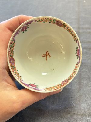 A set of four Chinese famille rose cups and saucers with horses, Qianlong — 照片 31