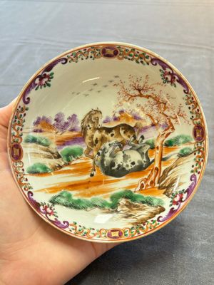 A set of four Chinese famille rose cups and saucers with horses, Qianlong — 照片 5
