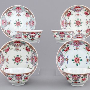 A set of four Chinese famille rose export porcelain cups and saucers, Yongzheng/Qianlong, 18th C. — foto 1