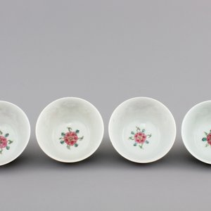 A set of four Chinese famille rose export porcelain cups and saucers, Yongzheng/Qianlong, 18th C. — foto 2