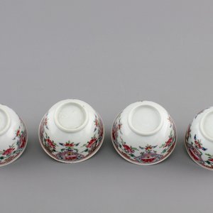 A set of four Chinese famille rose export porcelain cups and saucers, Yongzheng/Qianlong, 18th C. — foto 3