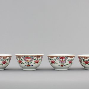 A set of four Chinese famille rose export porcelain cups and saucers, Yongzheng/Qianlong, 18th C. — foto 4
