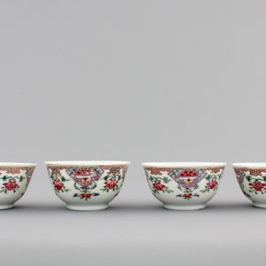 A set of four Chinese famille rose export porcelain cups and saucers, Yongzheng/Qianlong, 18th C. — foto 5
