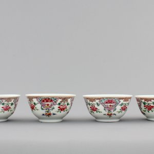 A set of four Chinese famille rose export porcelain cups and saucers, Yongzheng/Qianlong, 18th C. — foto 6