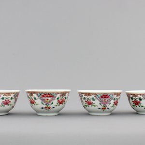 A set of four Chinese famille rose export porcelain cups and saucers, Yongzheng/Qianlong, 18th C. — foto 7