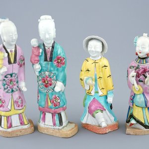 A set of four Chinese famille rose figures, 18/19th C. — 照片 1