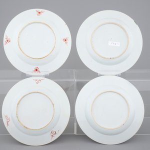 A set of four Chinese famille rose plates, Yongzheng/Qianlong, 18th C. — photo 2