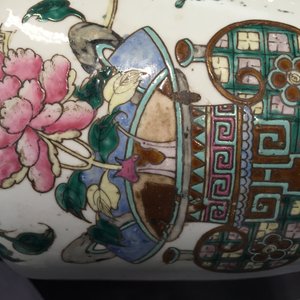 A set of four Chinese famille verte and wucai vases, 19th C. — photo 11