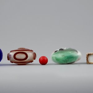 A set of four Chinese glass and porcelain snuff bottles, 19/20th C. — photo 2