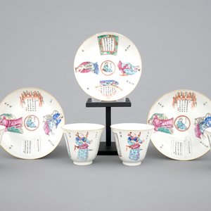 Un ensemble de 4 tasses en porcelaine de Chine aux scènes de Wu Shuang Pu et 3 soucoupes, 19ème — photo 1