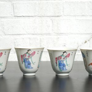 Un ensemble de 4 tasses en porcelaine de Chine aux scènes de Wu Shuang Pu et 3 soucoupes, 19ème — photo 12