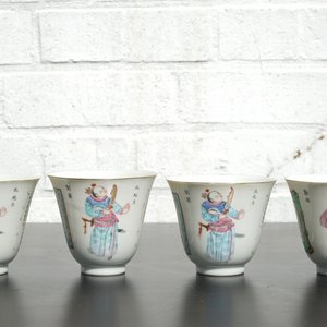 Un ensemble de 4 tasses en porcelaine de Chine aux scènes de Wu Shuang Pu et 3 soucoupes, 19ème — photo 14