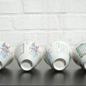 Un ensemble de 4 tasses en porcelaine de Chine aux scènes de Wu Shuang Pu et 3 soucoupes, 19ème — photo 17