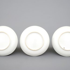 Un ensemble de 4 tasses en porcelaine de Chine aux scènes de Wu Shuang Pu et 3 soucoupes, 19ème — photo 3
