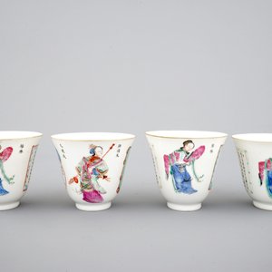 Un ensemble de 4 tasses en porcelaine de Chine aux scènes de Wu Shuang Pu et 3 soucoupes, 19ème — photo 4