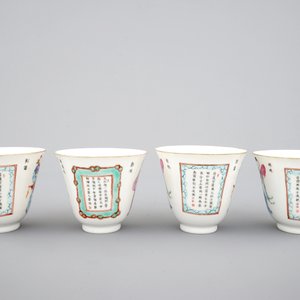 Un ensemble de 4 tasses en porcelaine de Chine aux scènes de Wu Shuang Pu et 3 soucoupes, 19ème — photo 5