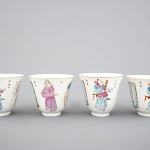 Un ensemble de 4 tasses en porcelaine de Chine aux scènes de Wu Shuang Pu et 3 soucoupes, 19ème — photo 6