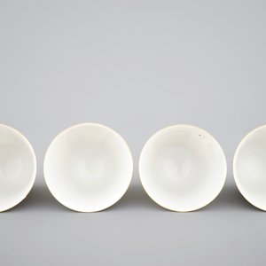 Un ensemble de 4 tasses en porcelaine de Chine aux scènes de Wu Shuang Pu et 3 soucoupes, 19ème — photo 8