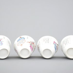 Un ensemble de 4 tasses en porcelaine de Chine aux scènes de Wu Shuang Pu et 3 soucoupes, 19ème — photo 9