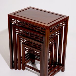 A set of four Chinese sculpted hardwood stacking tables, 20th C. — 照片 1