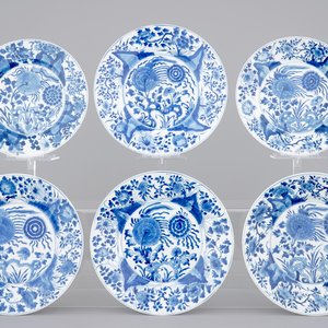 A set of four dishes and two large Chinese porcelain plates with flowers, Kangxi, ca. 1700 — photo 1