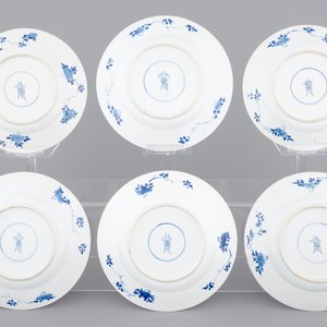A set of four dishes and two large Chinese porcelain plates with flowers, Kangxi, ca. 1700 — photo 2