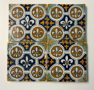 A set of four rare polychrome Dutch Delft maiolica tiles with fleur-de-lys — 照片 1