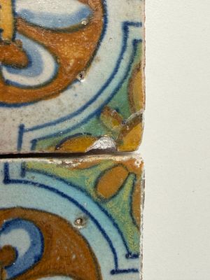 A set of four rare polychrome Dutch Delft maiolica tiles with fleur-de-lys — 照片 2