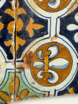 A set of four rare polychrome Dutch Delft maiolica tiles with fleur-de-lys — 照片 3