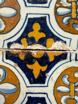 A set of four rare polychrome Dutch Delft maiolica tiles with fleur-de-lys — 照片 4