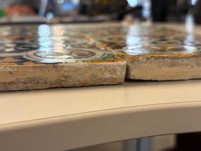 A set of four rare polychrome Dutch Delft maiolica tiles with fleur-de-lys — 照片 5