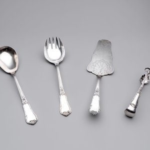 A set of four silver serving pieces, 800/000, Wolfers Frères, Brussels, 20th C. — foto 2