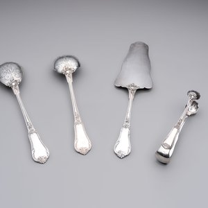 A set of four silver serving pieces, 800/000, Wolfers Frères, Brussels, 20th C. — foto 3