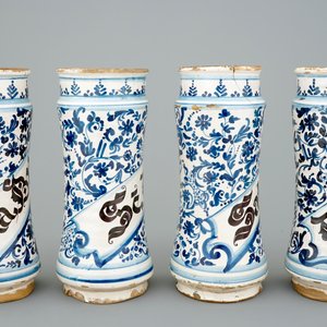 A set of four tall Spanish blue and white albarelli, 18th C. — 照片 4
