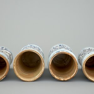A set of four tall Spanish blue and white albarelli, 18th C. — 照片 5