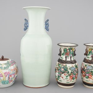 A set of four various Chinese famille rose and other vases, 19th C. — photo 3