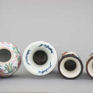 A set of four various Chinese famille rose and other vases, 19th C. — photo 5
