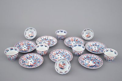 Un ensemble de tasses et soucoupes en porcelaine de Japon de type Imari, 18ème
