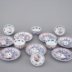 Een set Japanse imari porseleinen kop en schotels, 18e eeuw — foto 1