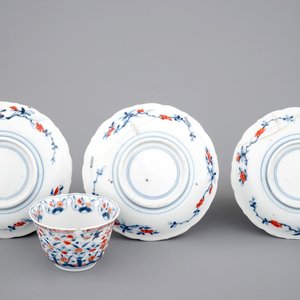 Een set Japanse imari porseleinen kop en schotels, 18e eeuw — foto 3