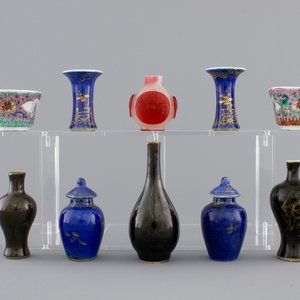 A set of monochrome and famille rose porcelain miniature vases and cups with an overlay glass snuff bottle, 18/19th C. — 照片 1