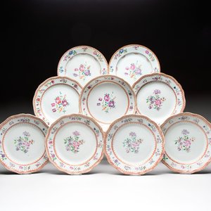 A set of nine Chinese famille rose Lowestoft-style plates, Qianlong — photo 1