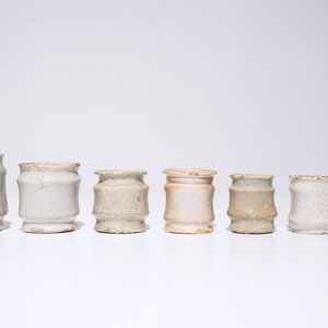 A set of seven white Dutch Delft albarello-shaped ointment jars, 17th C. — 照片 1