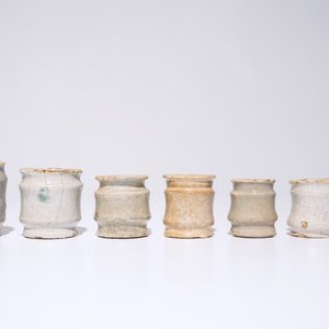 A set of seven white Dutch Delft albarello-shaped ointment jars, 17th C. — 照片 2
