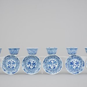 A set of six Chinese blue and white cups and saucers with fish, 19th C. — photo 1